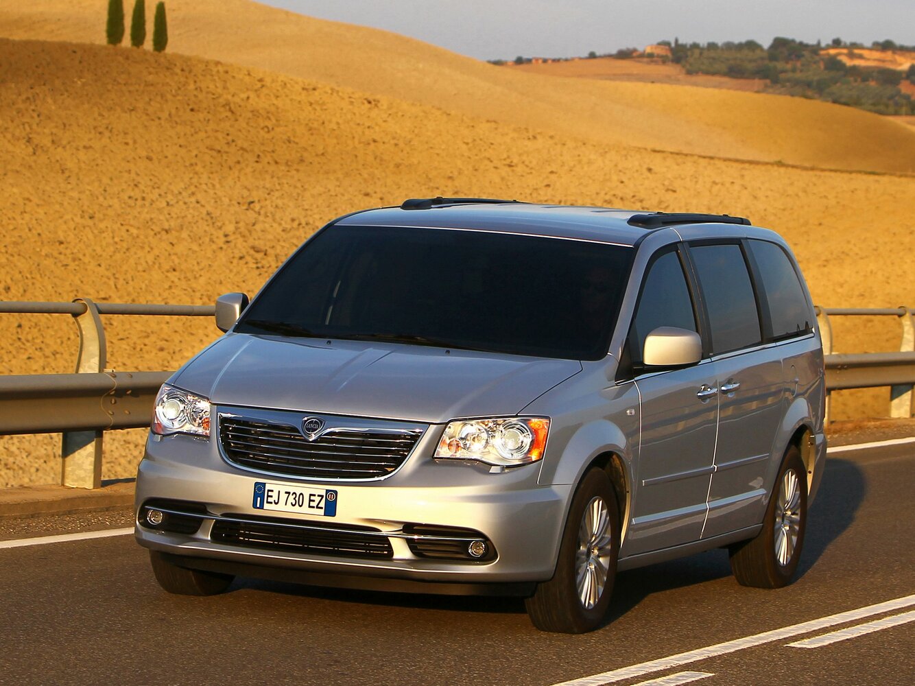 Lancia Voyager I (2011-2015) - Минивэн