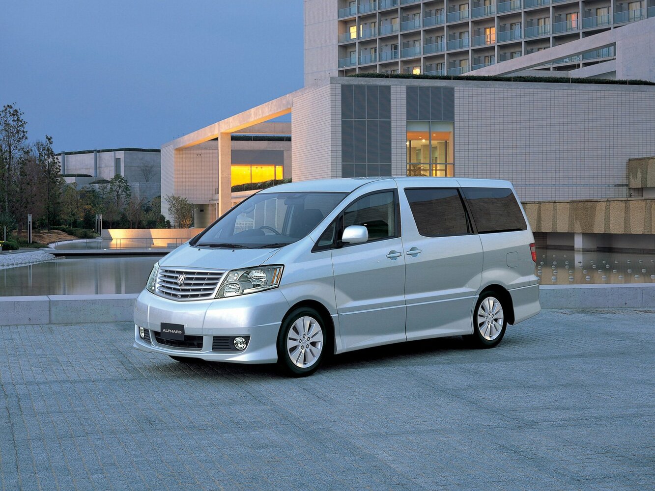 Toyota Alphard I (2002-2008) - Минивэн