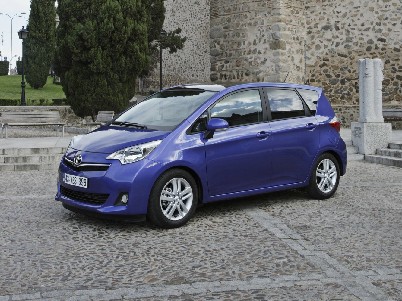Toyota Verso-S I (2010-2018) - Хэтчбек 5 дв.