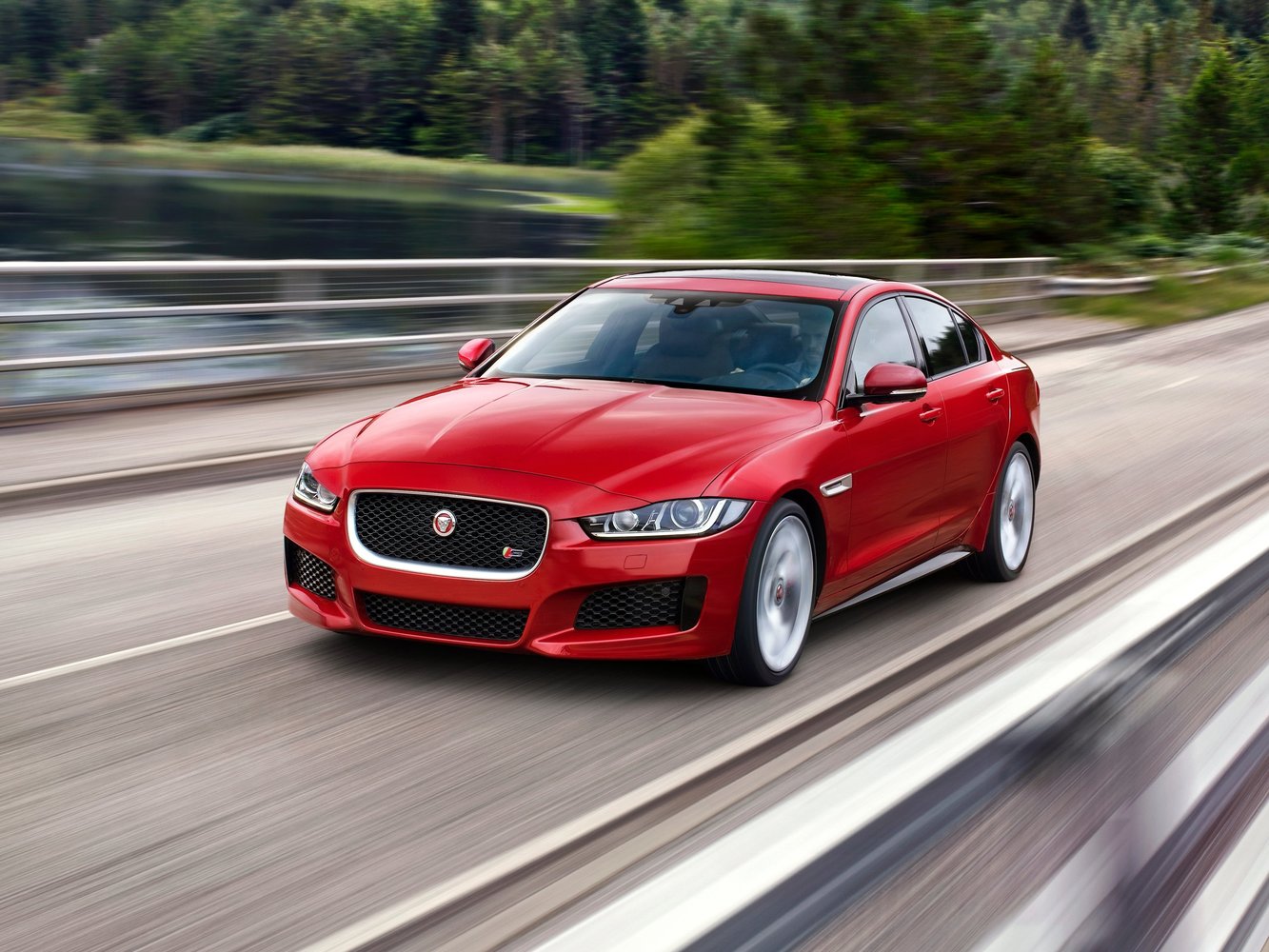 Jaguar XE I (2015-2024) - Седан