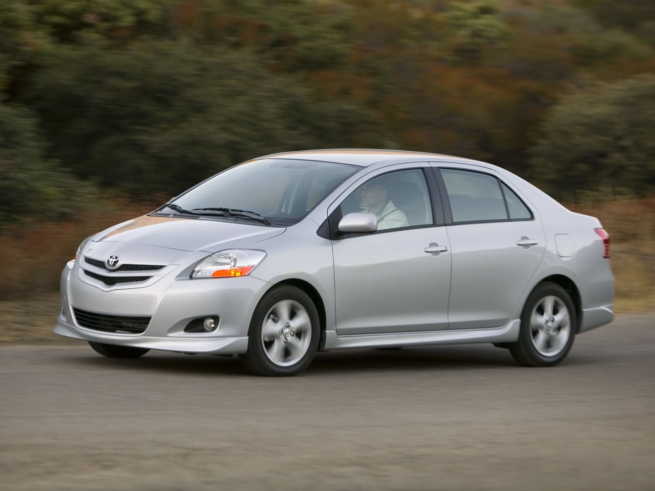 Toyota Yaris II (2005-2012) - Седан