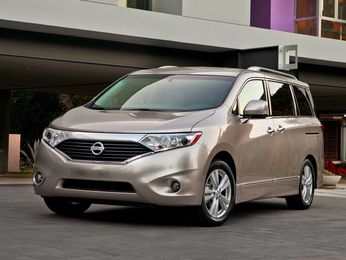 Nissan Quest IV (2010-2018) - Минивэн