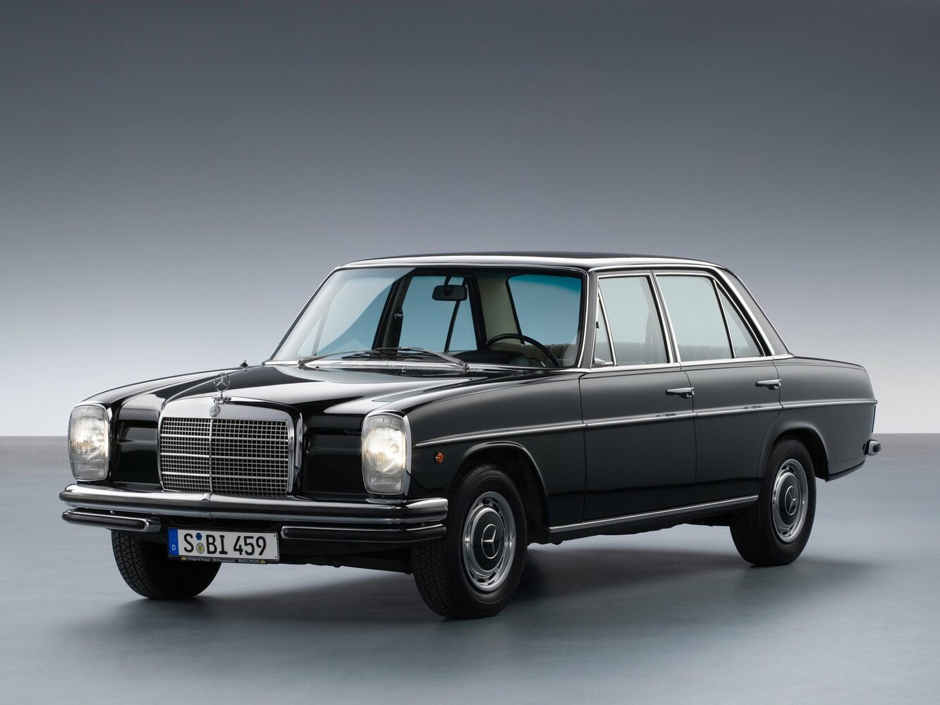 Mercedes-Benz W114 I (1968-1977) - Седан
