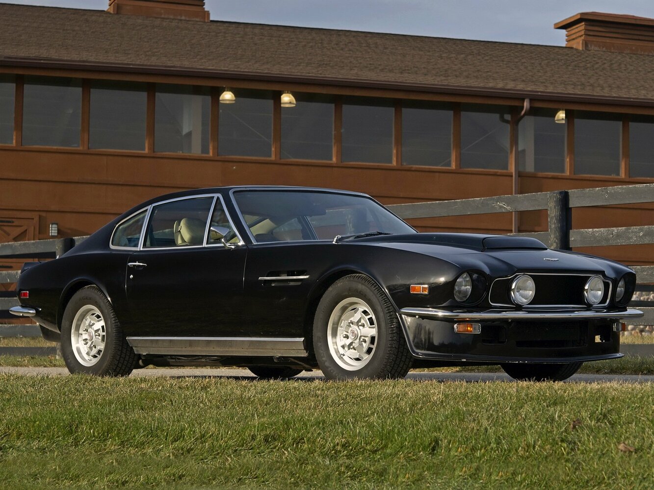 Aston Martin V8 Vantage I (1969-1989) - Купе