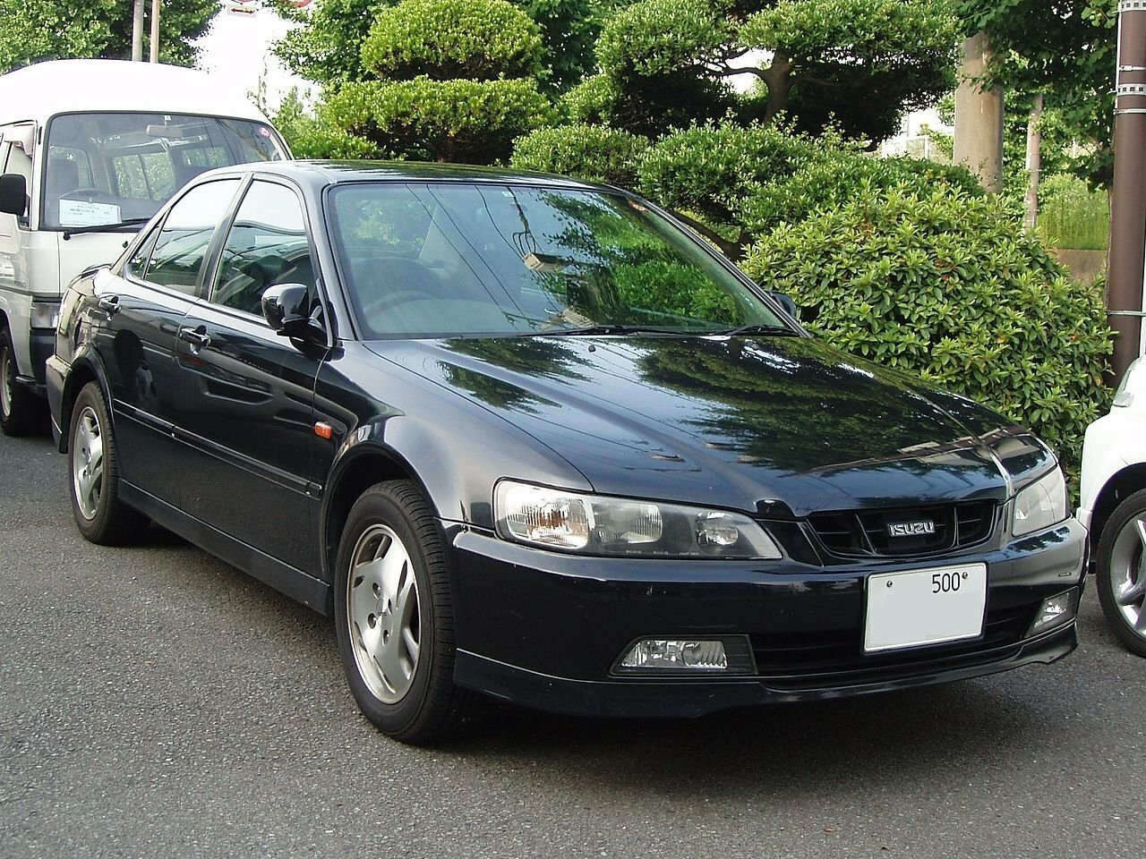 Isuzu Aska IV (1997-2002) - Седан