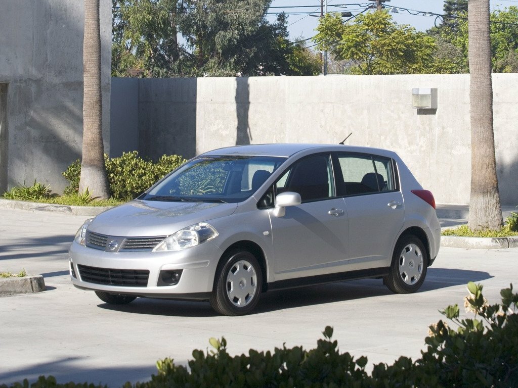Nissan Versa I (2006-2012) - Хэтчбек 5 дв.
