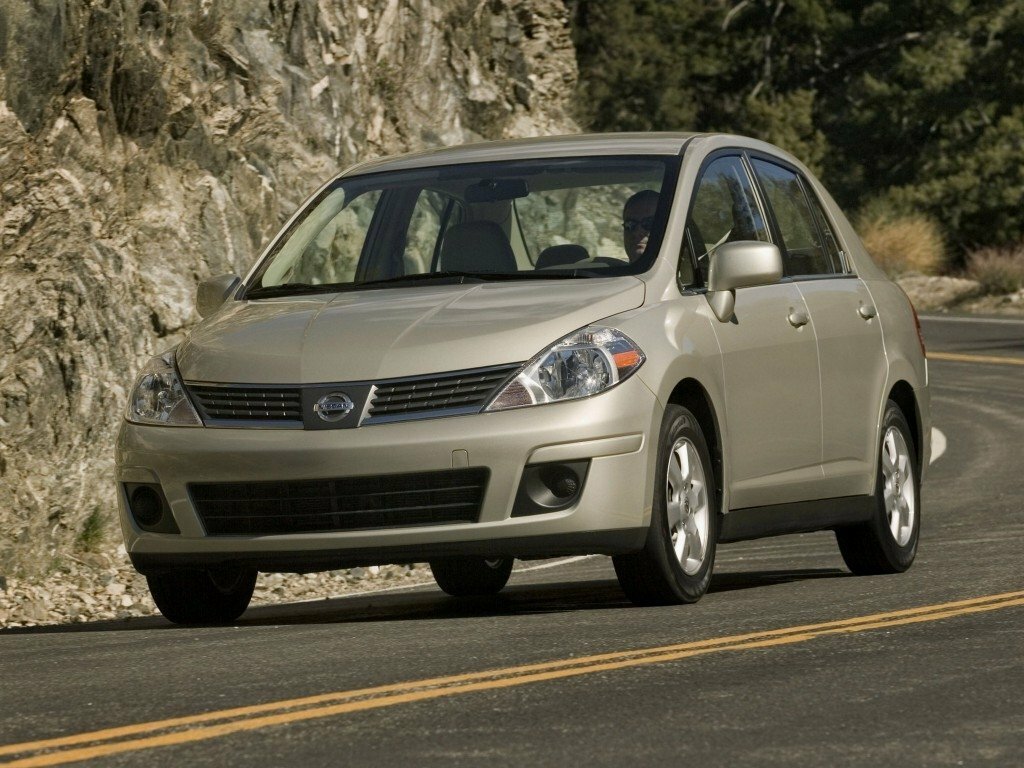 Nissan Versa I (2006-2012) - Седан