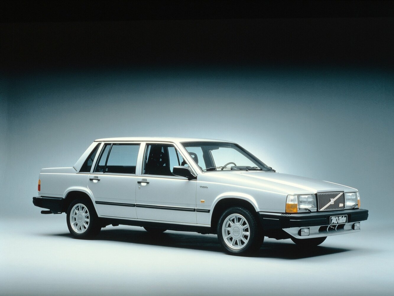 Volvo 740 I (1983-1992) - Седан