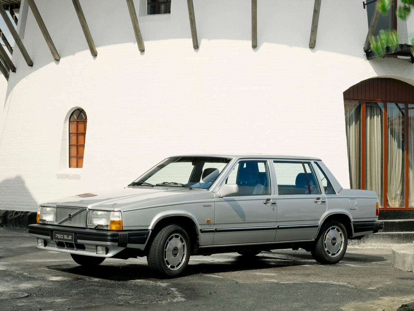 Volvo 760 I (1982-1992) - Седан