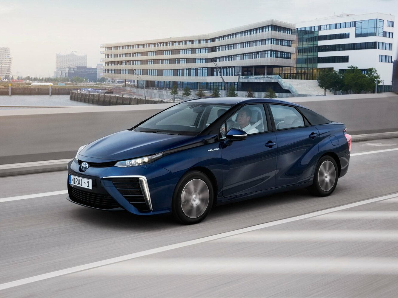 Toyota Mirai I (2015-2020) - Седан