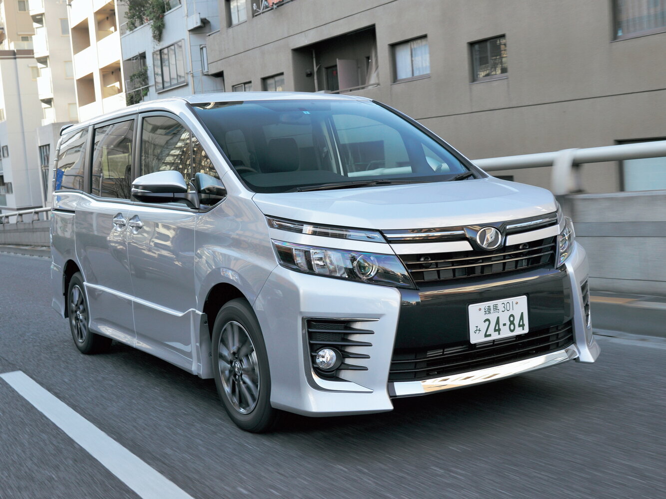 Toyota Voxy III (2014-2021) - Минивэн