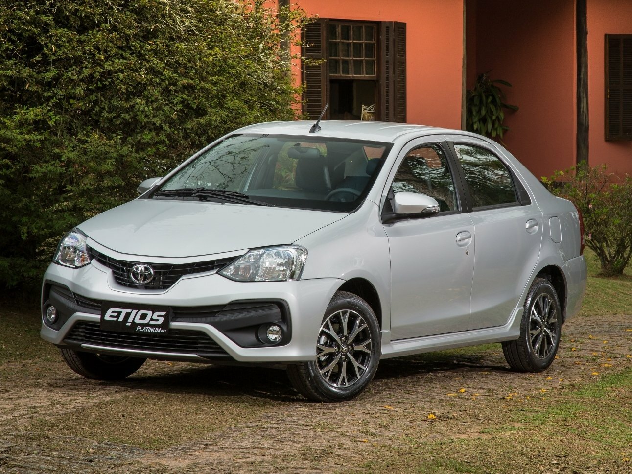 Toyota Etios I (2010-2021) - Седан