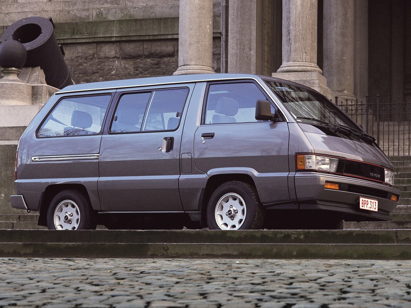 Toyota Model F I (1982-1992) - Минивэн