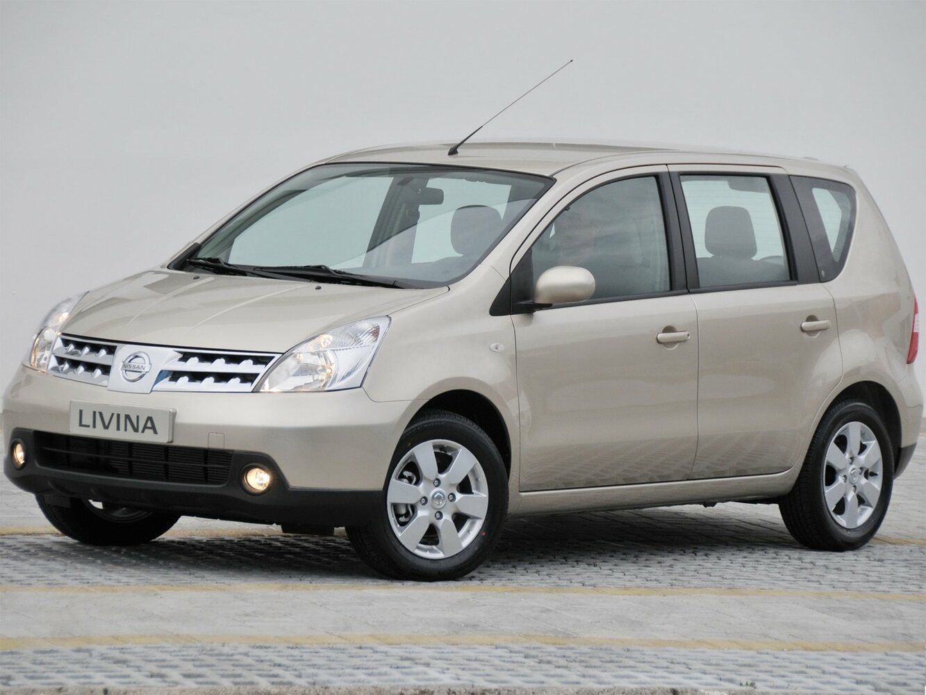 Nissan Livina I (2006-2019) - Минивэн