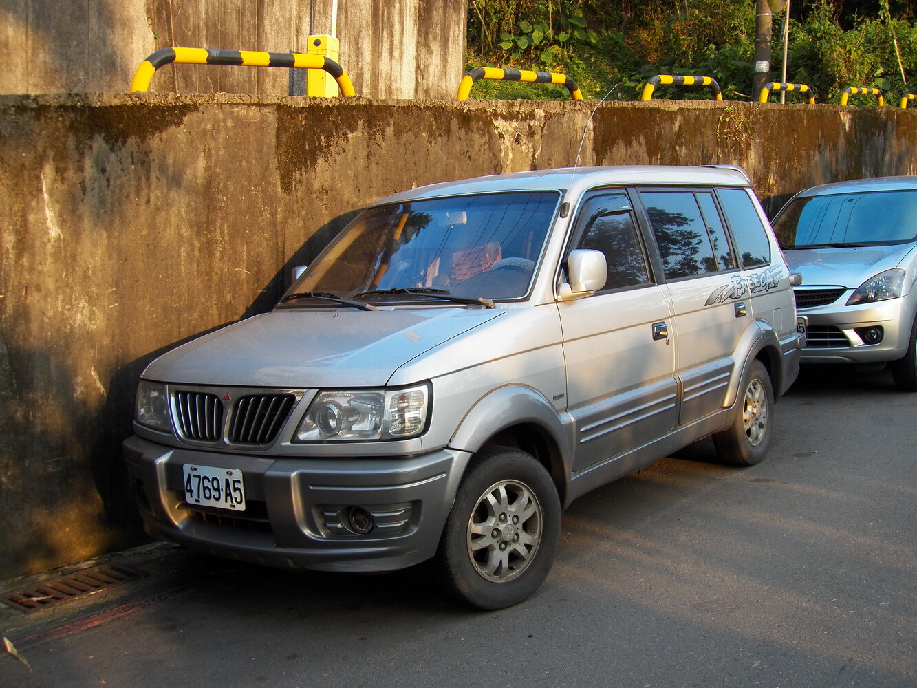 Mitsubishi Freeca I (1997-2017) - Минивэн