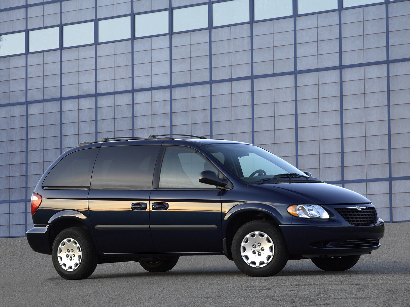 Chrysler Town & Country IV (2000-2007) - Минивэн SWB