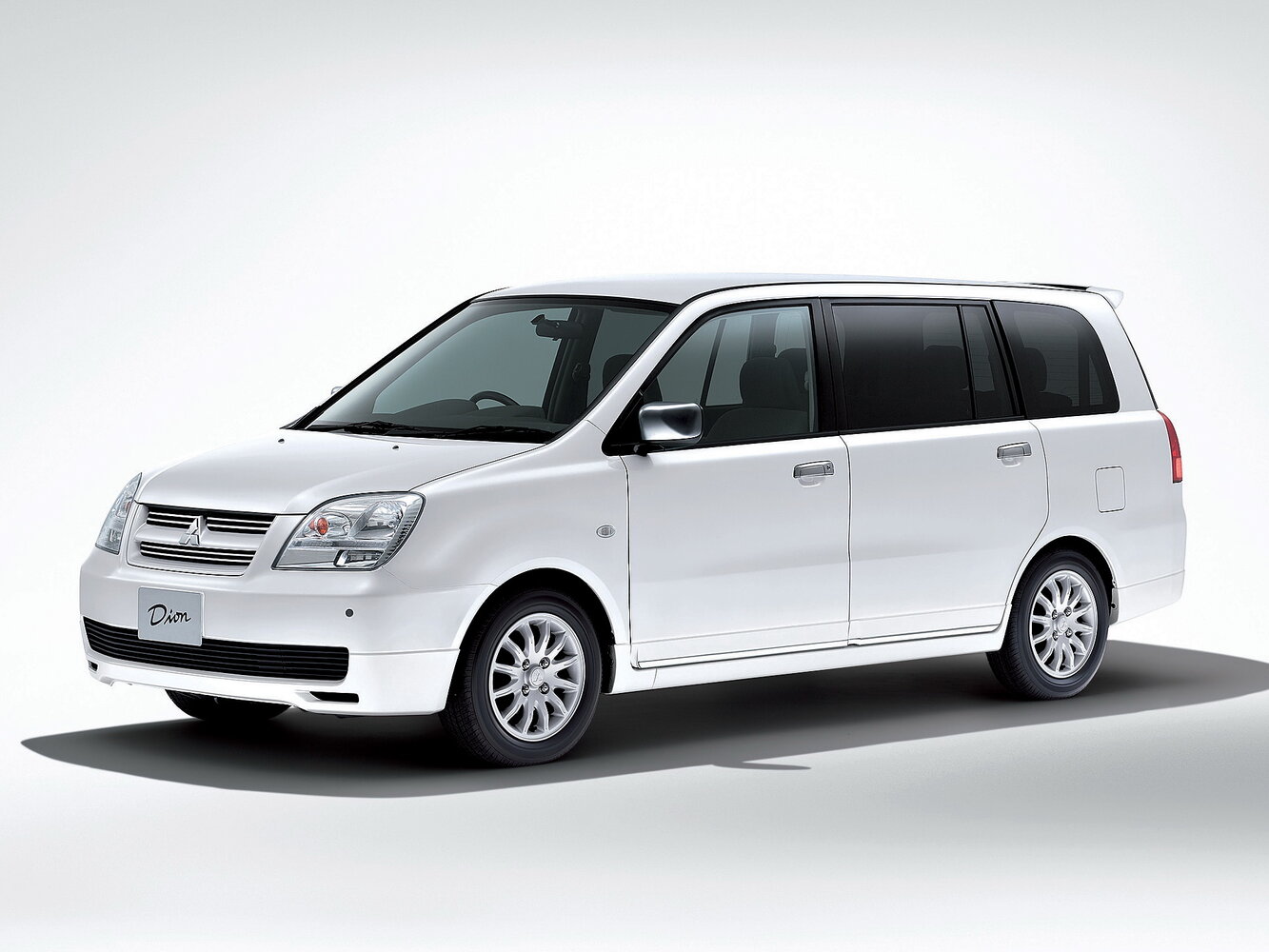Mitsubishi Dion I (2000-2005) - Компактвэн