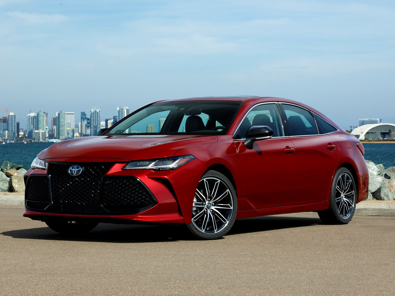 Toyota Avalon V (2018-2026) - Седан