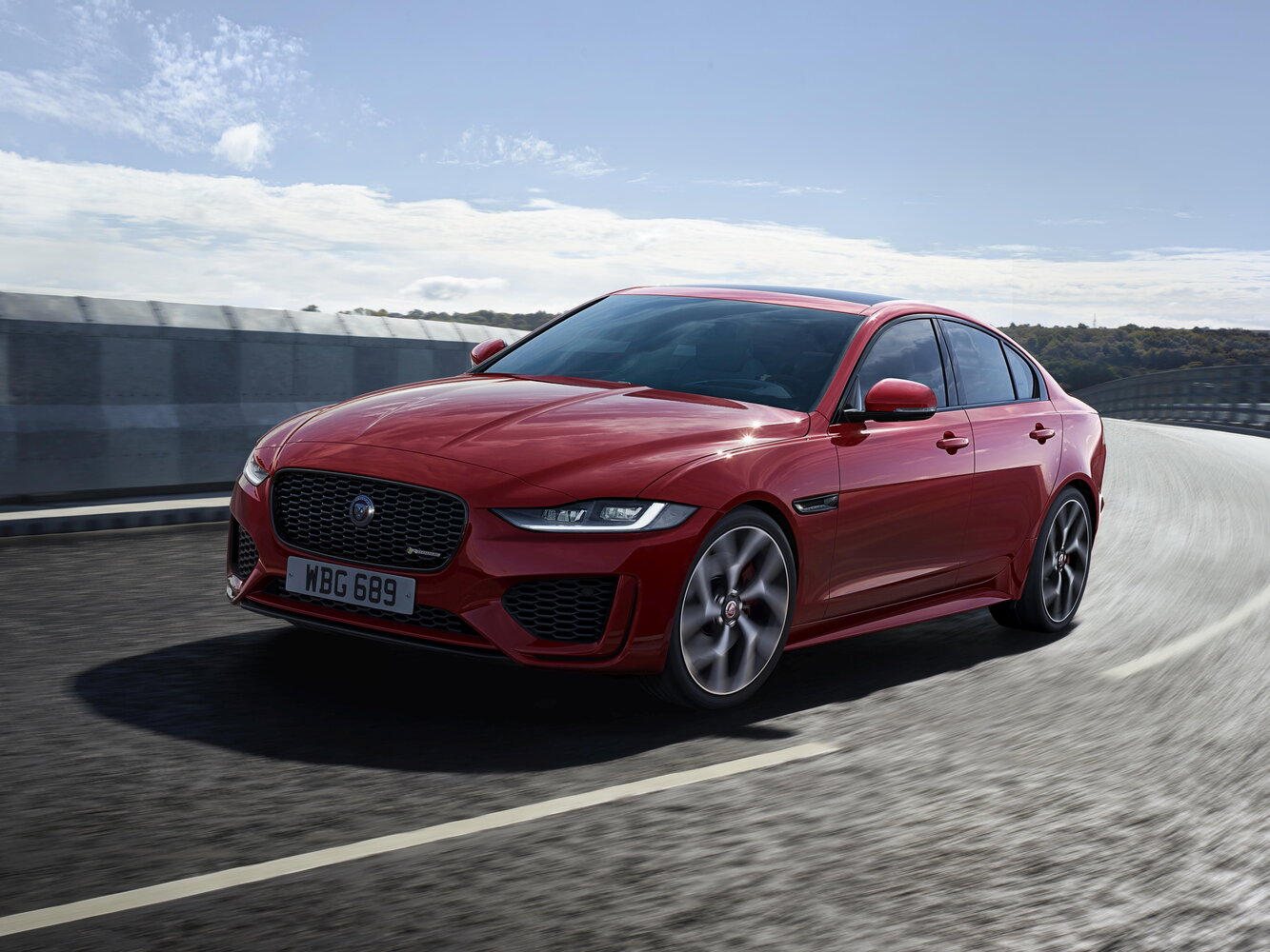 Jaguar XE I (2015-2024) - Седан