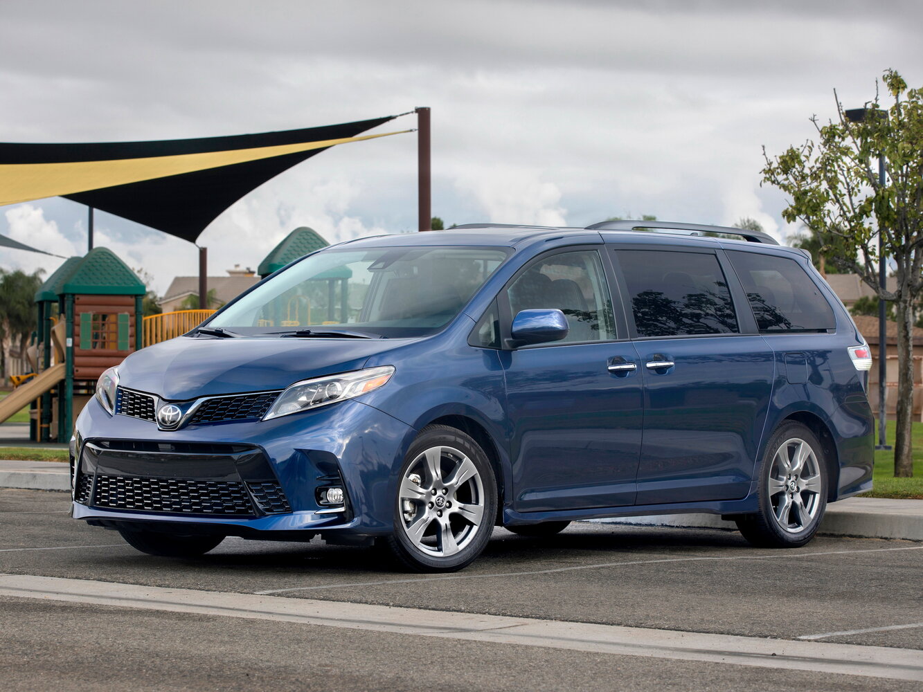 Toyota Sienna III (2010-2020) - Минивэн