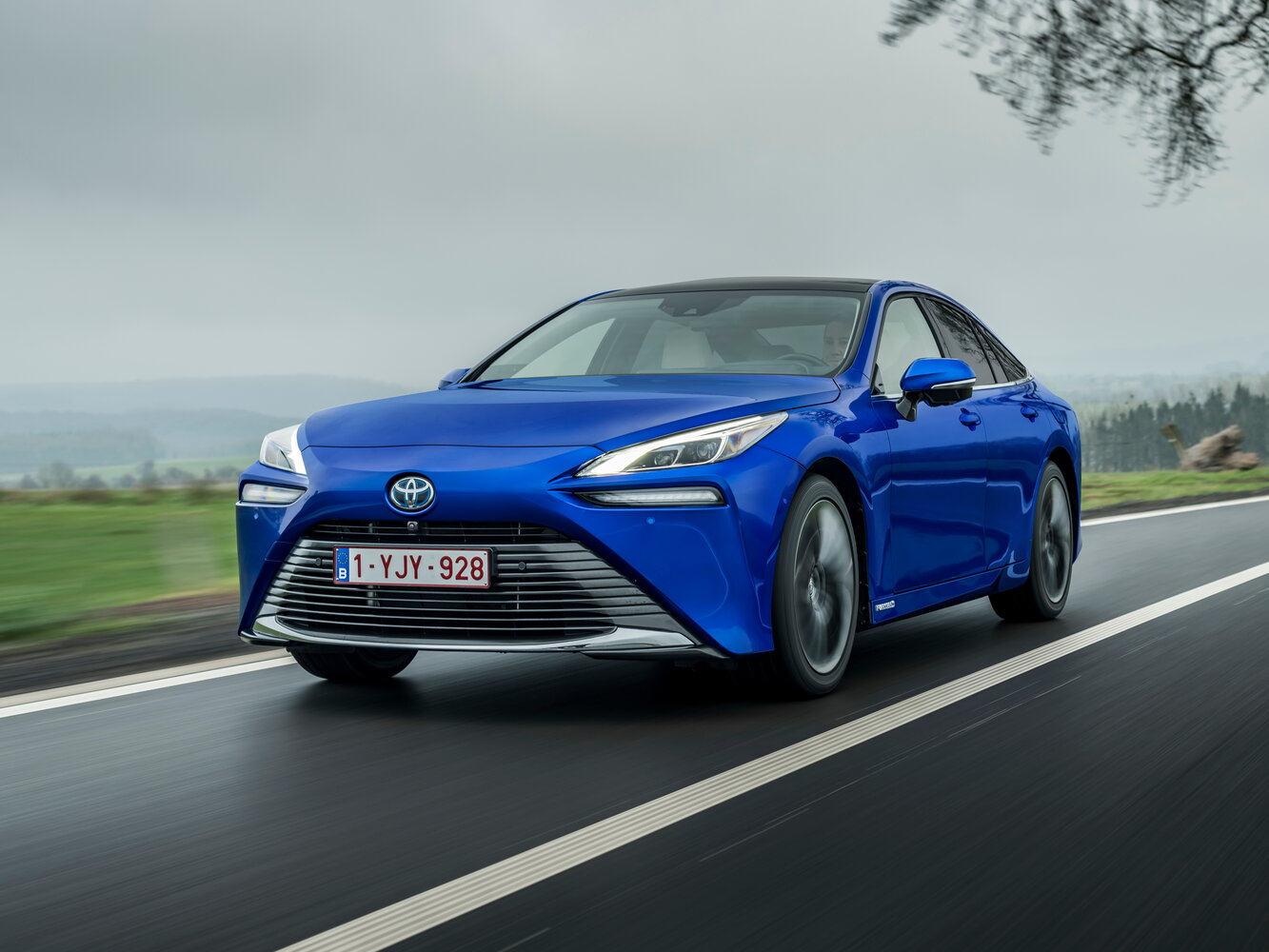 Toyota Mirai II (2020-2026) - Седан
