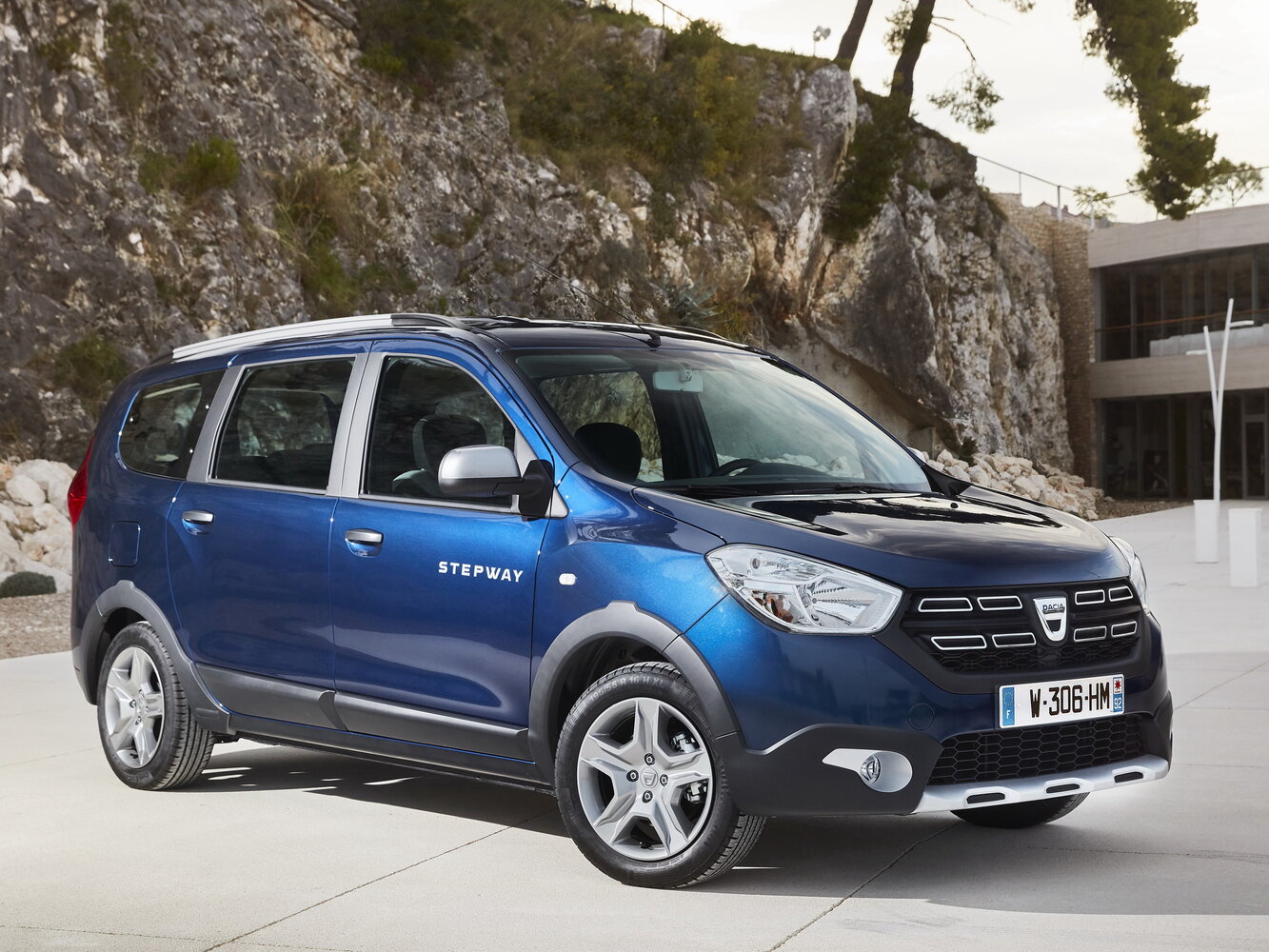 Dacia Lodgy I (2012-2022) - Компактвэн Stepway