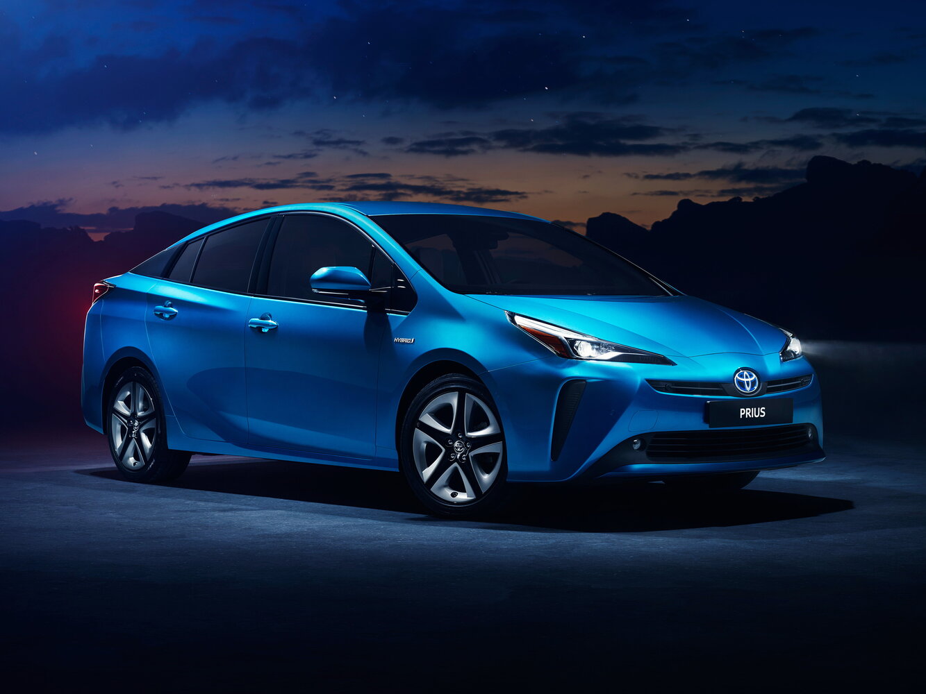 Toyota Prius IV (2015-2023) - Лифтбек