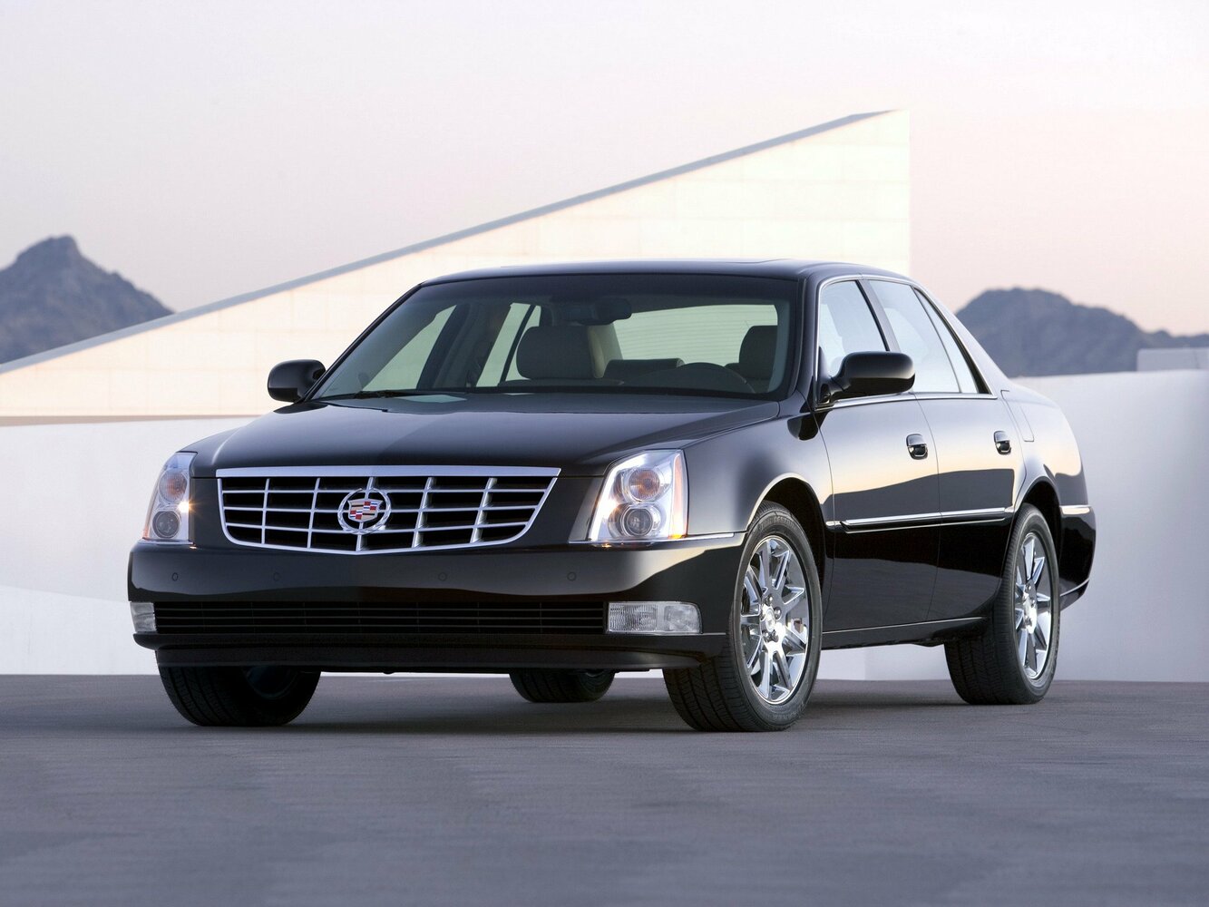 Cadillac DTS I (2005-2011) - Седан