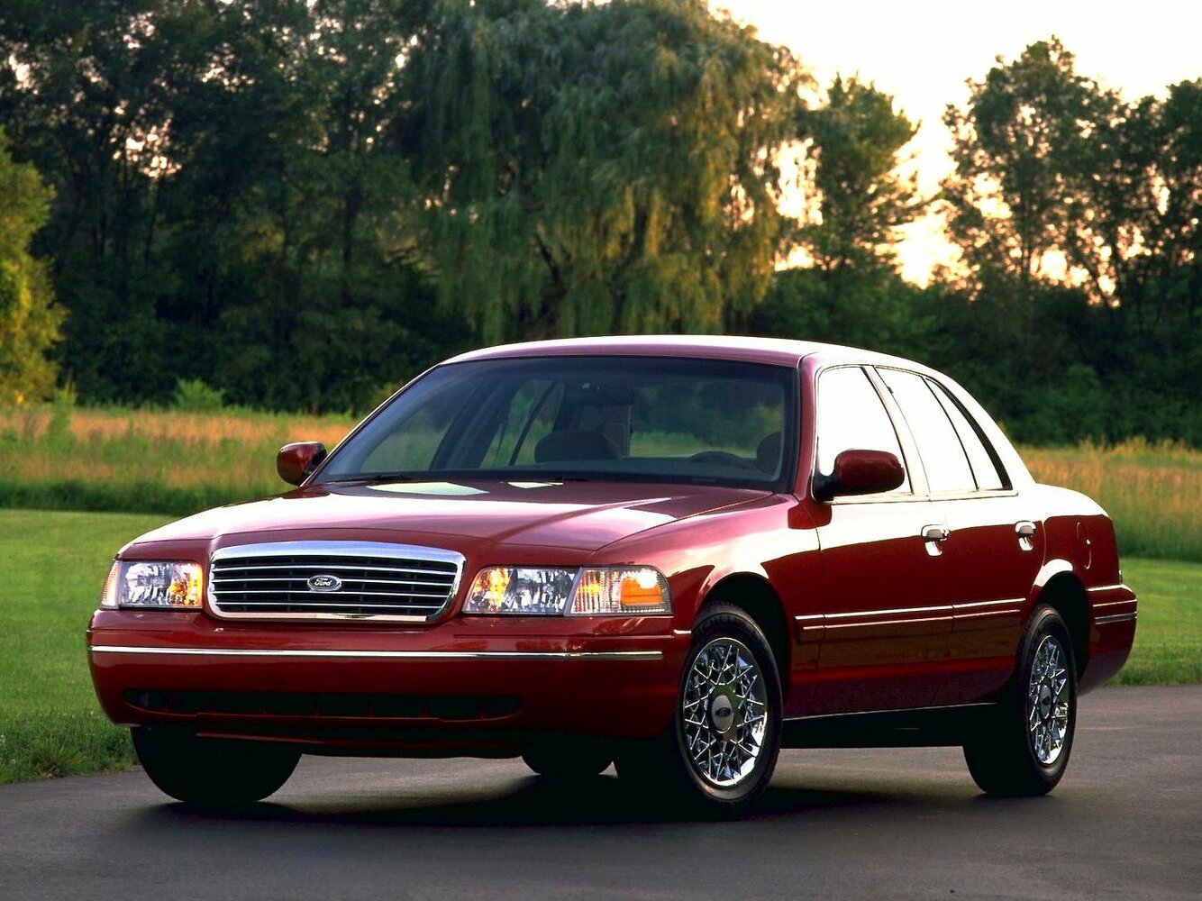 Ford Crown Victoria II (1997-2011) - Седан
