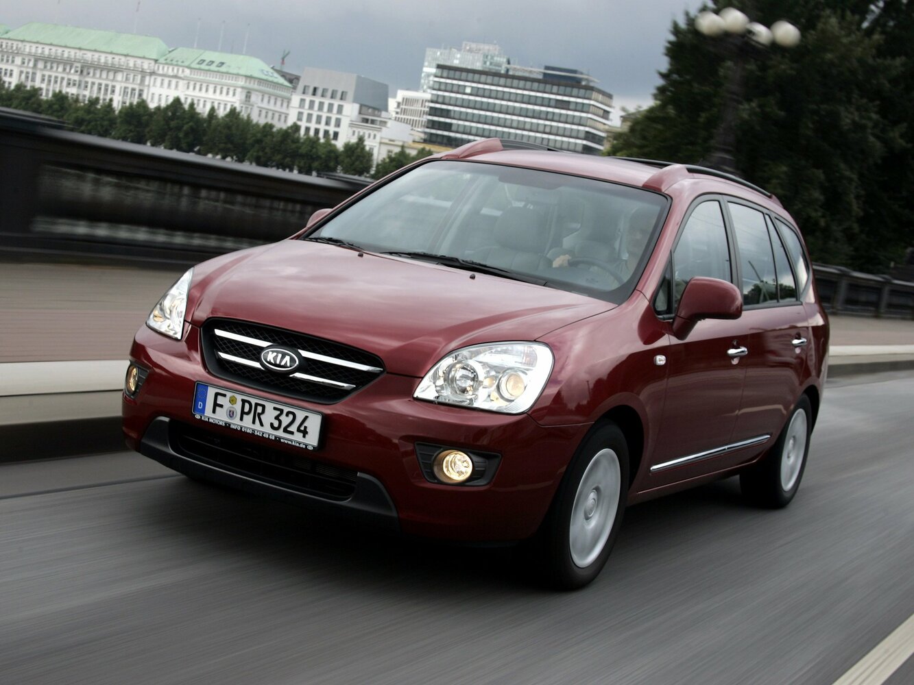 Kia Carens II (2006-2012) - Компактвэн