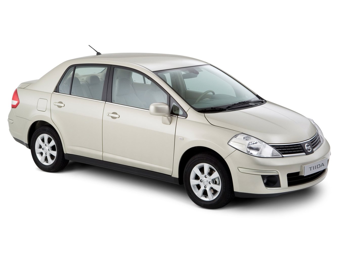Nissan Tiida I (2004-2013) - Седан