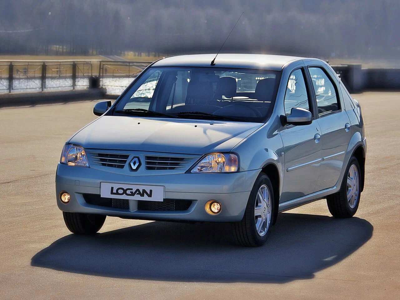Renault Logan I (2004-2015) - Седан