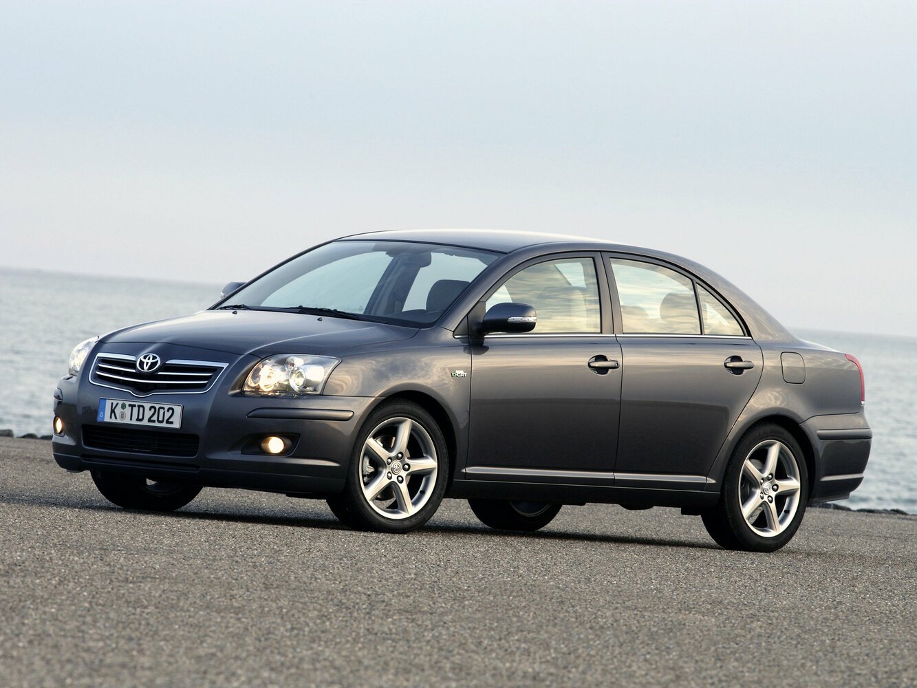 Toyota Avensis II (2003-2009) - Седан
