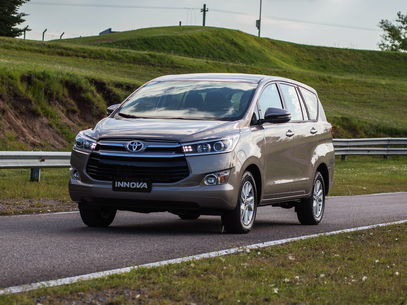 Toyota Innova II (2015-2026) - Компактвэн