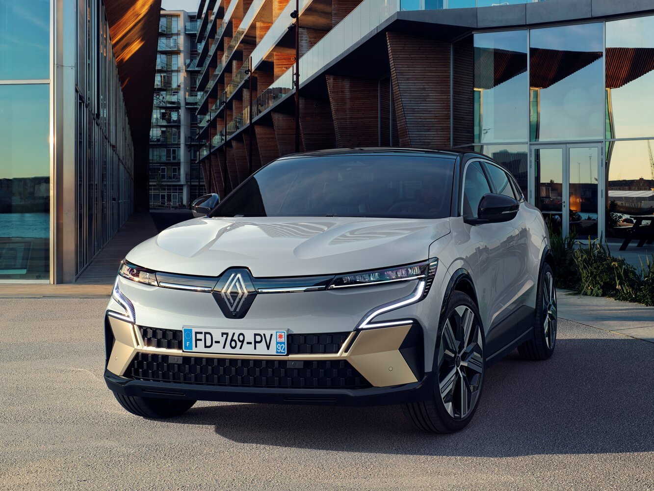 Renault Megane E-Tech I (2021-2026) - Внедорожник 5 дв.