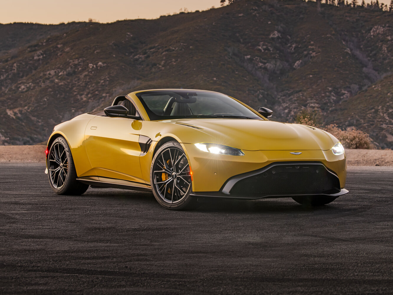 Aston Martin V8 Vantage IV (2017-2026) - Родстер