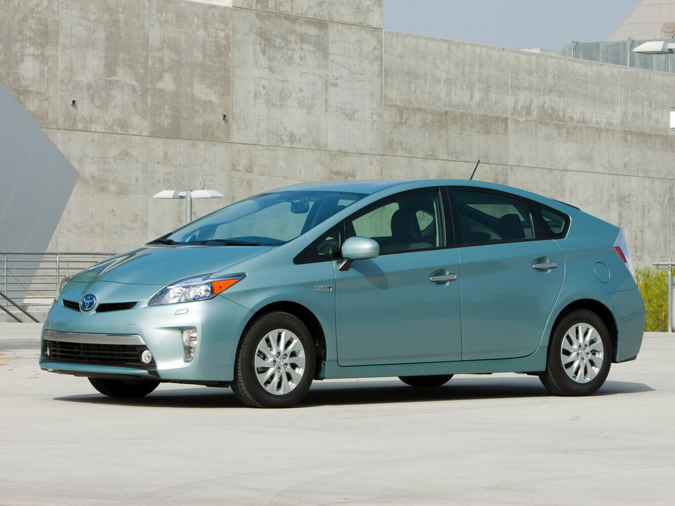 Toyota Prius III (2009-2016) - Лифтбек PHV