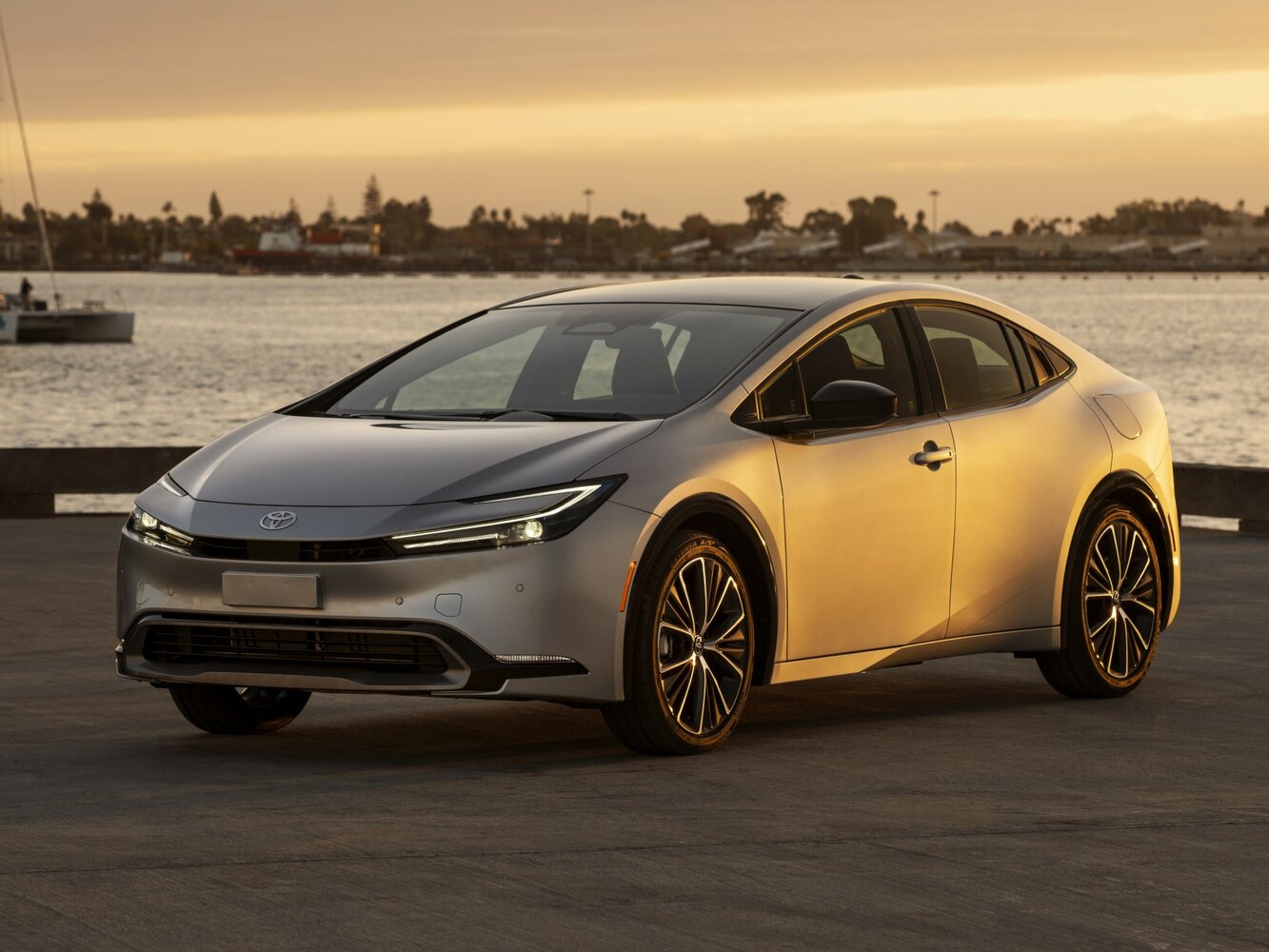 Toyota Prius V (2022-2026) - Лифтбек