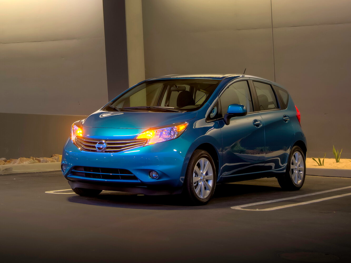 Nissan Versa Note I (2013-2019) - Хэтчбек 5 дв.
