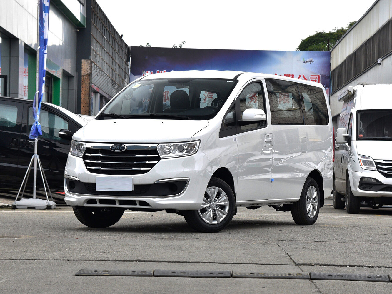 JAC Refine M3 I (2016-2026) - Минивэн