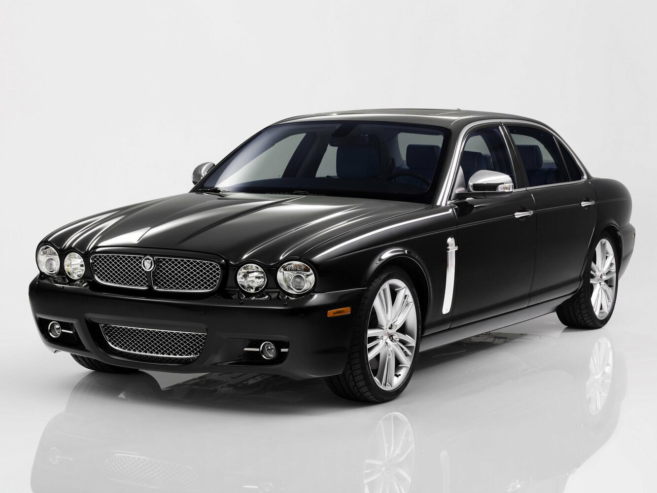 Jaguar XJR III (2003-2009) - Седан