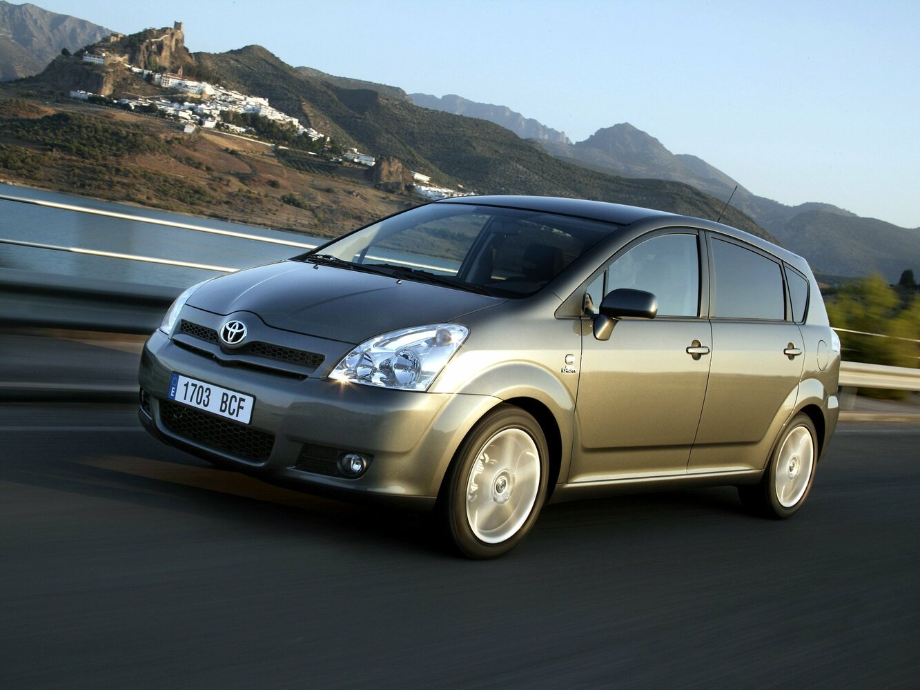 Toyota Corolla Verso I (2001-2009) - Компактвэн