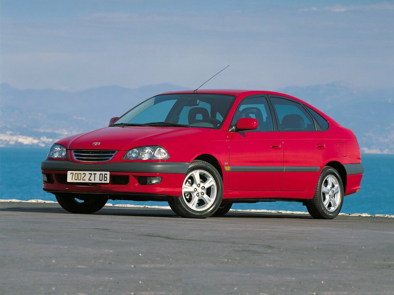 Toyota Avensis I (1997-2003) - Лифтбек