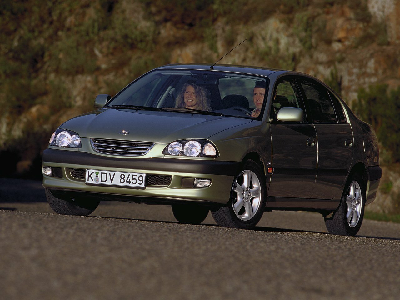Toyota Avensis I (1997-2003) - Седан