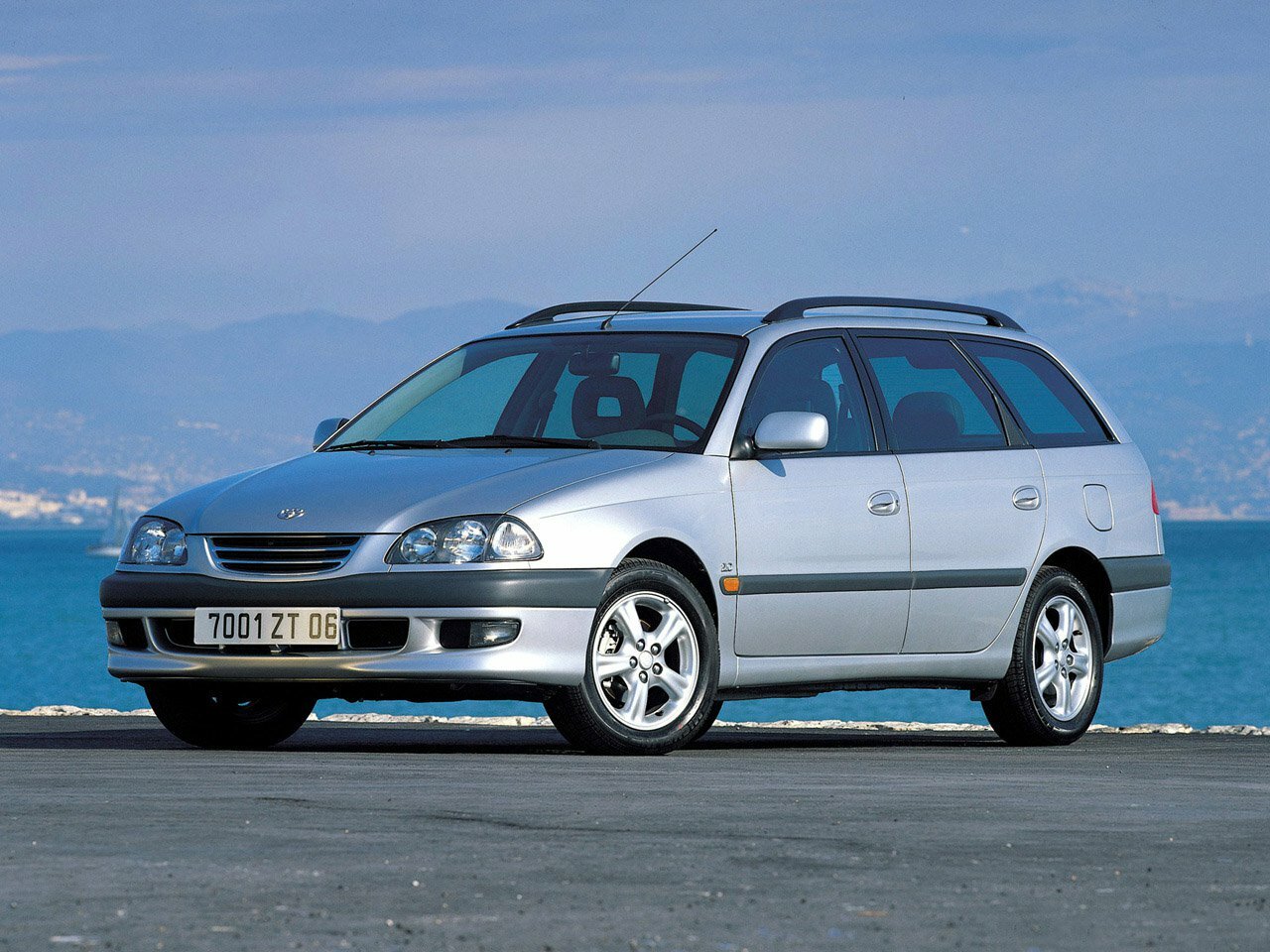 Toyota Avensis I (1997-2003) - Универсал 5 дв.