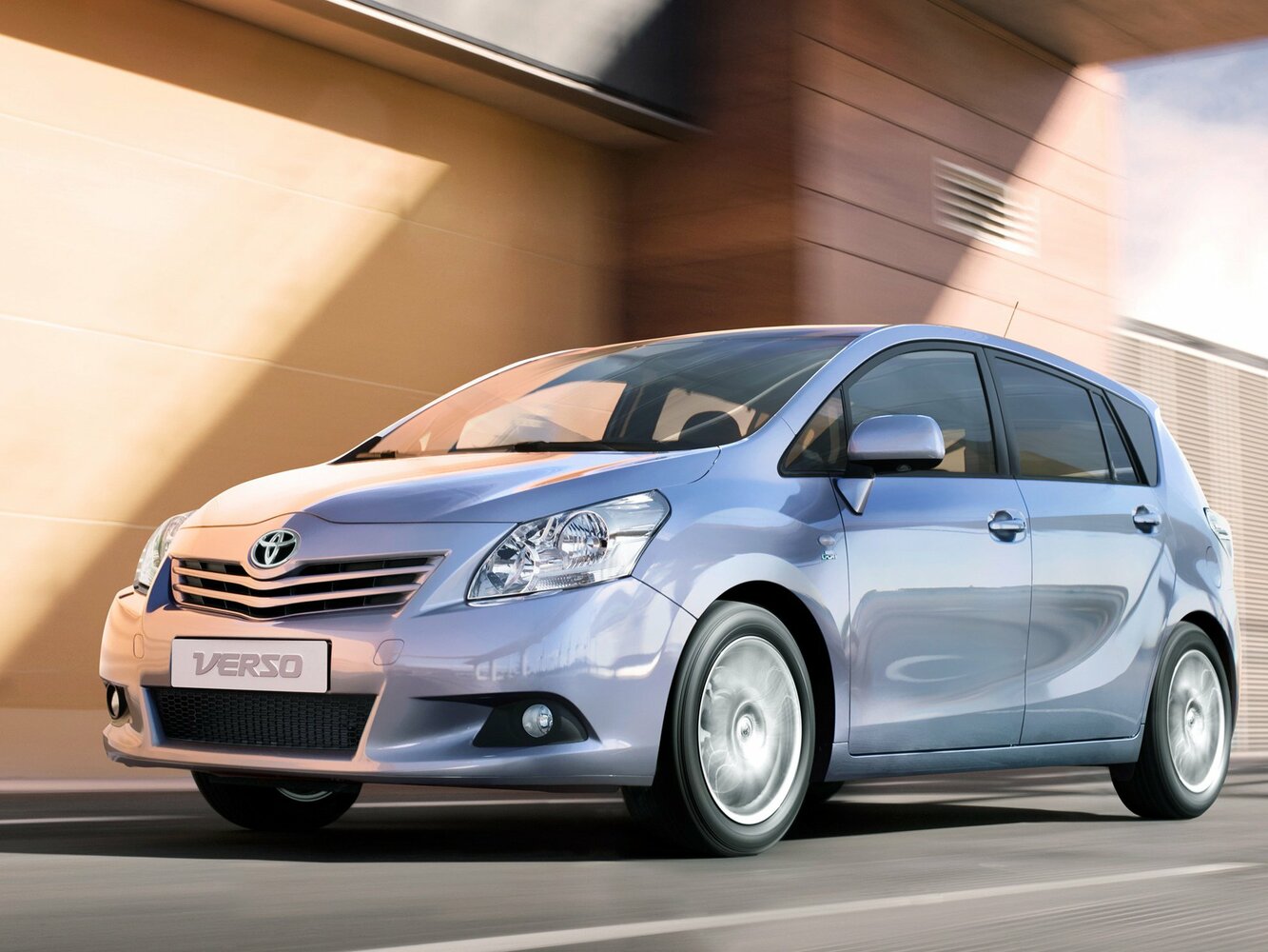 Toyota Verso I (2009-2018) - Компактвэн