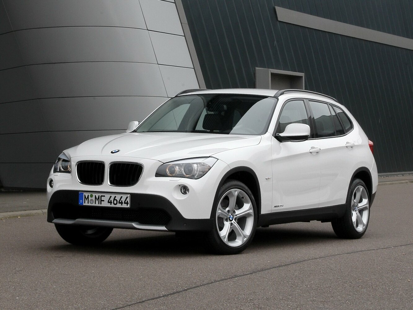BMW X1 I (2009-2015) - Внедорожник 5 дв.