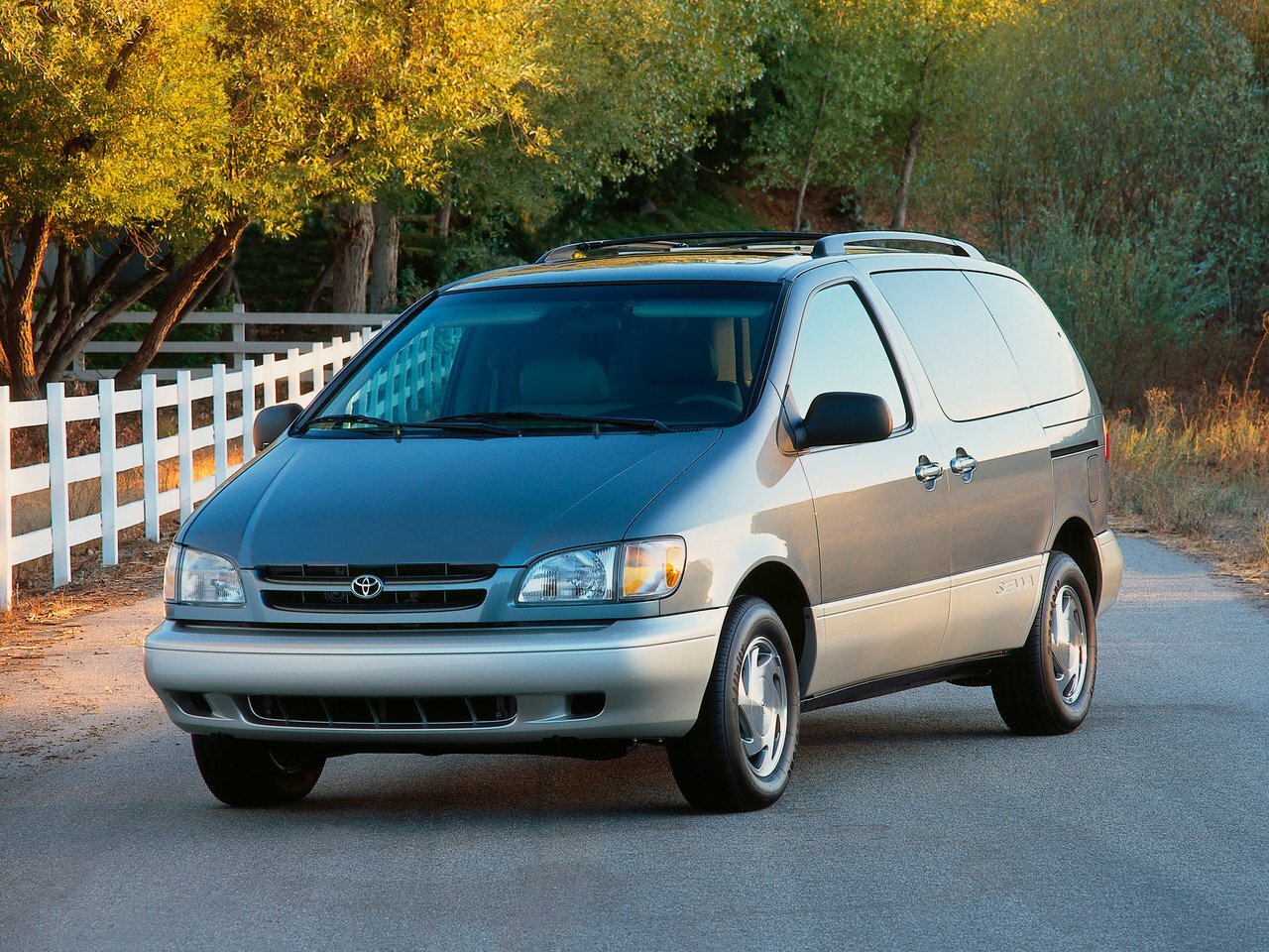 Toyota Sienna I (1997-2003) - Минивэн