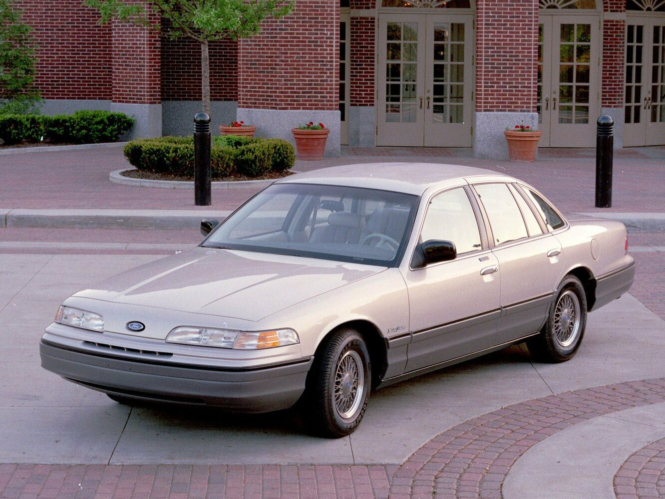 Ford Crown Victoria I (1992-1997) - Седан