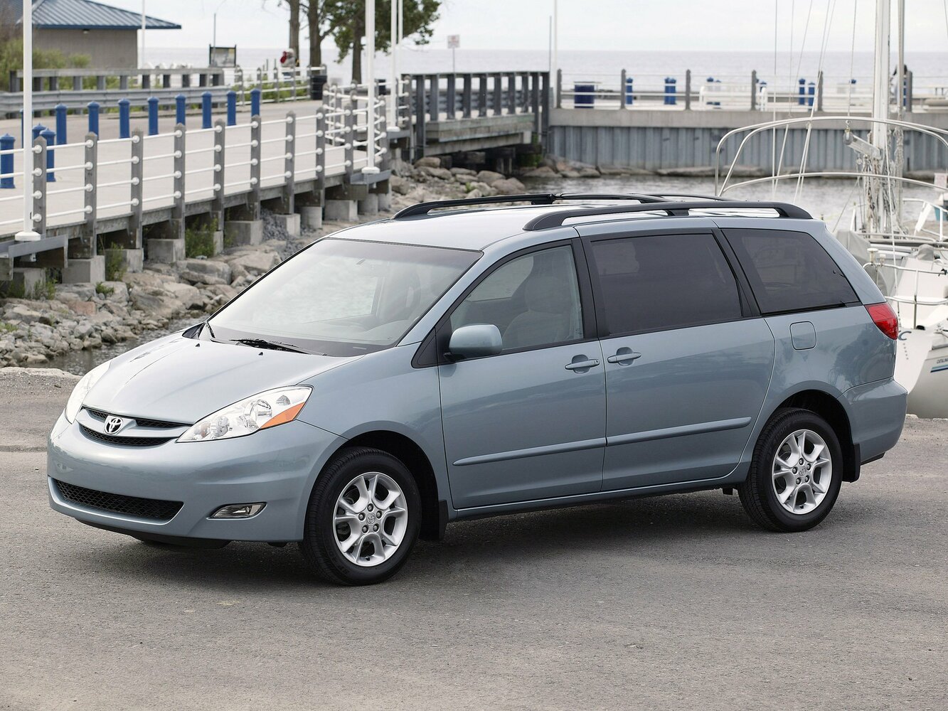 Toyota Sienna II (2003-2010) - Минивэн